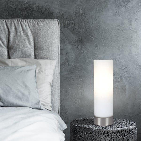 Schlafzimmer-Szene mit Nachttischlampe und Bett