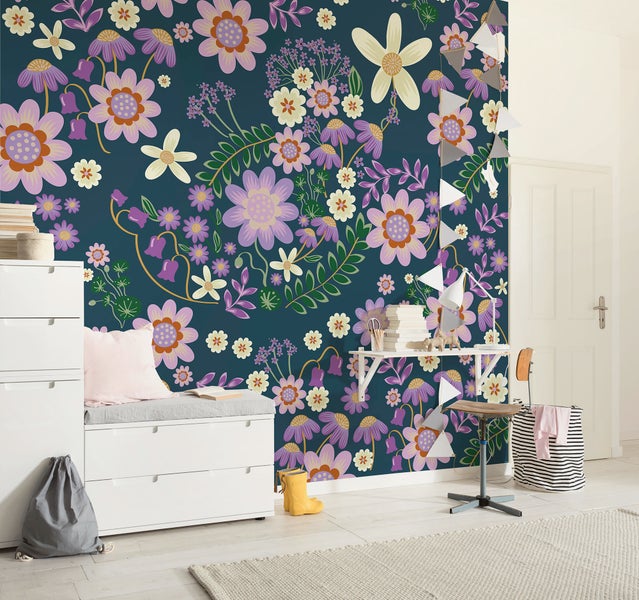 Zimmer mit Blumendesign Tapete, Kommode und Schreibtisch