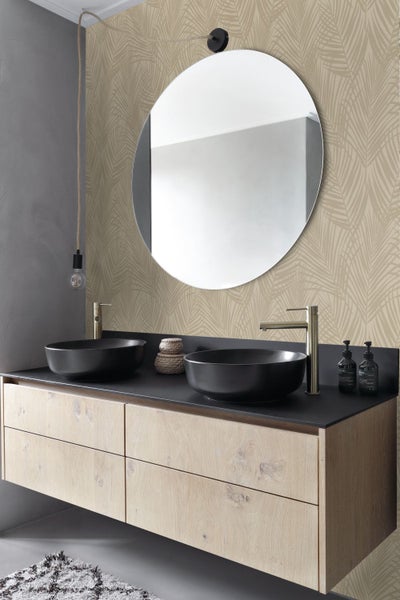 Badezimmer mit Doppelwaschbecken, rundem Spiegel und Holzunterschrank