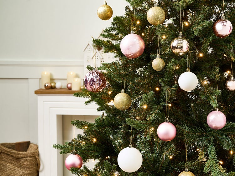 Geschmückter Weihnachtsbaum mit Christbaumkugeln und Lichtern