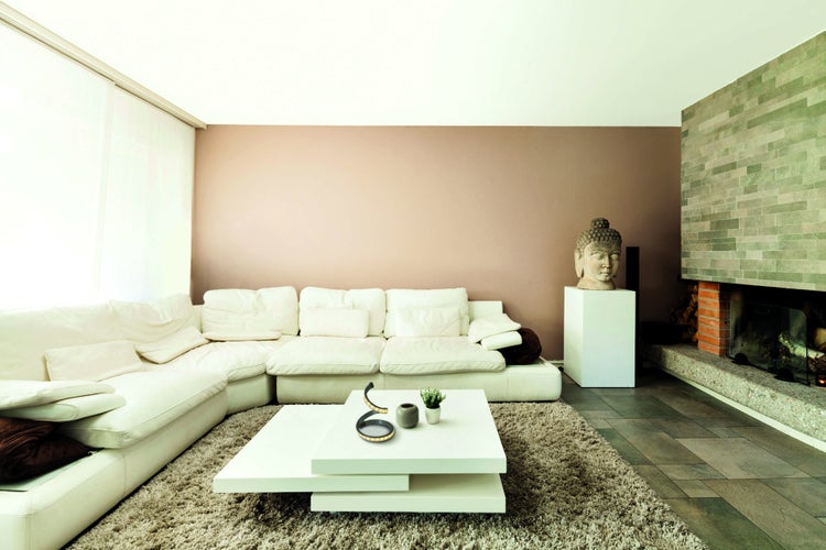 Wohnzimmer mit Sofa, Couchtisch und Kamin