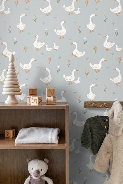 Kinderzimmer mit Wandtapete mit Gänsemuster, Holzregal und Dekoration