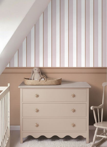 Kinderzimmer mit Wickelkommode, Streifentapete und Stofftier