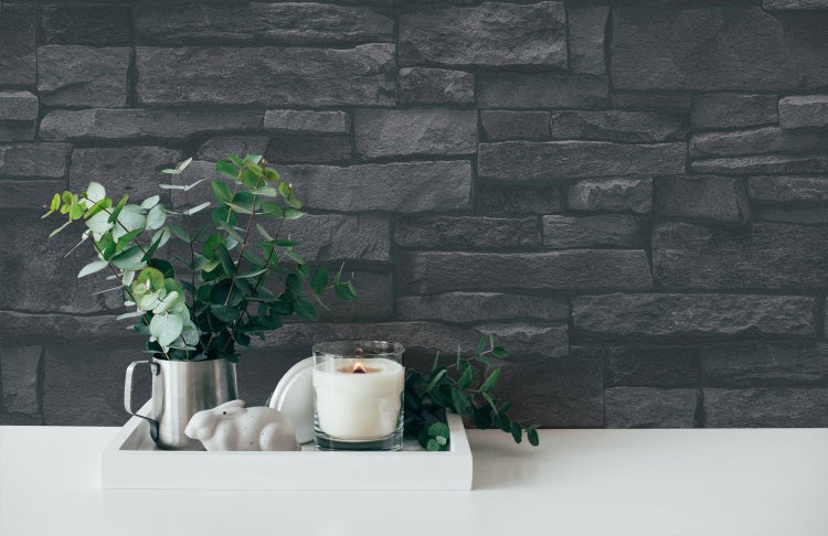 Nahaufnahme einer Tapete in Steinoptik.