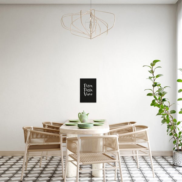 Esszimmer mit Esstisch, Stühlen und Wandbild mit der Aufschrift Pizza, Pasta, Vino