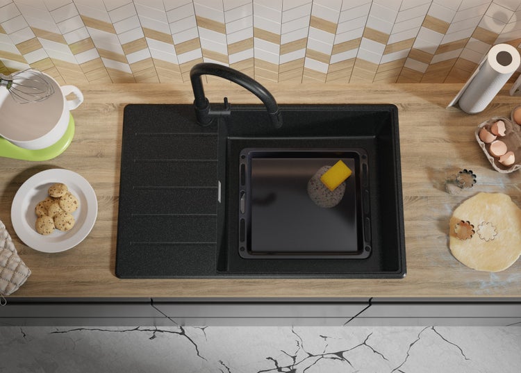 Küchenszene mit Spüle, Armatur, Gebäck und Backutensilien