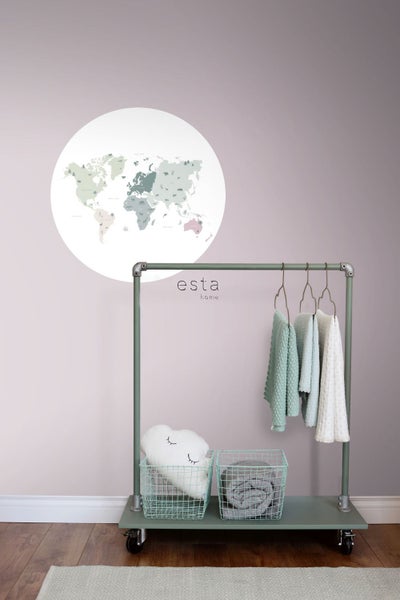 Kinderzimmer mit Wandtattoo Weltkarte, fahrbarer Kleiderstange, Körben und Textilien