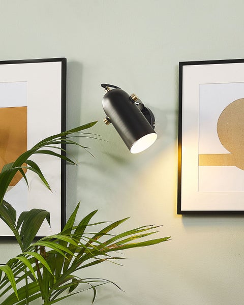 Schwarze Wandleuchte im Wohnzimmer