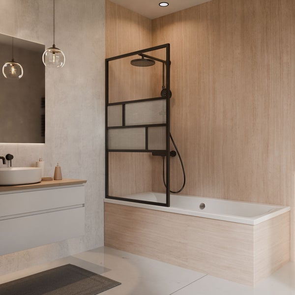 Modernes Badezimmer mit Badewanne, schwarzer Duschwand aus Glas mit Metallrahmen, Waschtisch mit Aufsatzbecken und Holzoptik-Wänden.