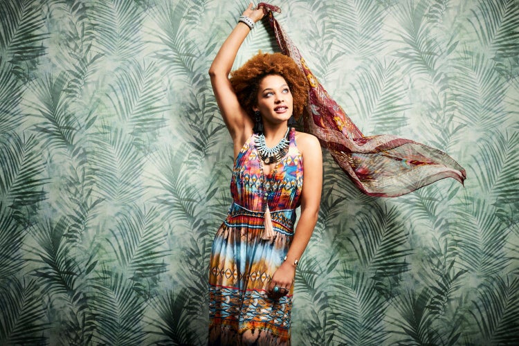 Wohnraum mit Wandtattoo, Garderobe, Bank und Deko-Elementen für eine gemütliche Atmosphäre