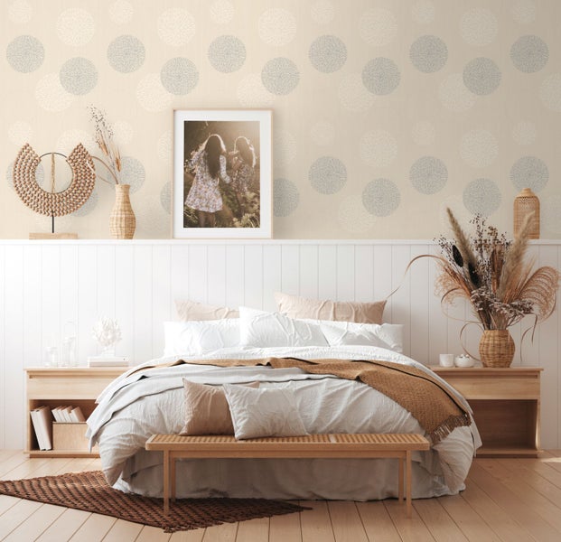 Dekoratives Wohnzimmer mit grauer Couch, Pendelleuchte und gemusterter Tapete