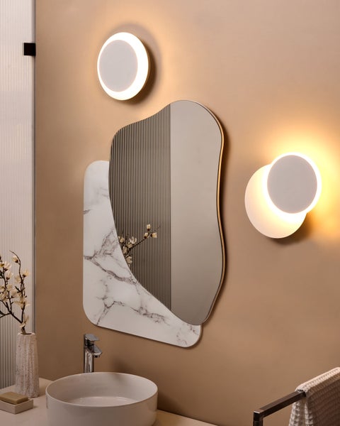 Zwei runde Deckenleuchten