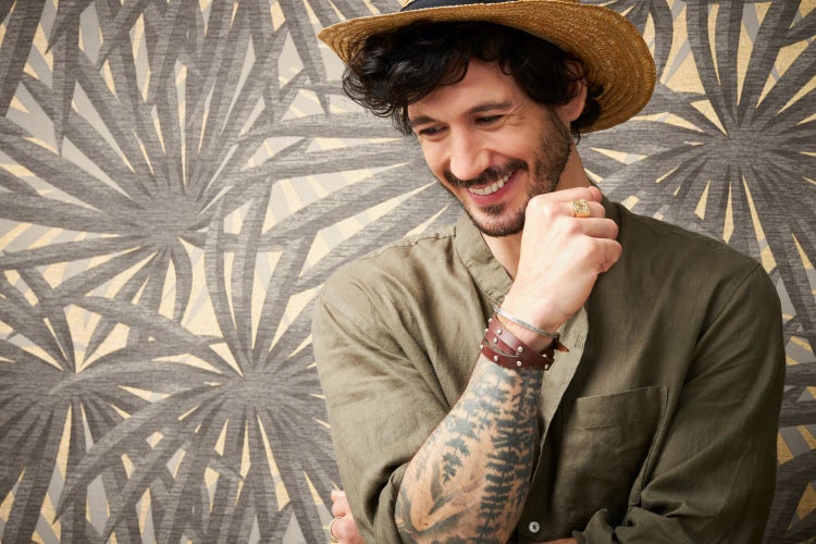 Weinregal aus Holz mit 16 Weinflaschen