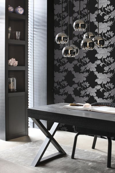 Interieur mit Schrank, Schreibtisch, Lampe und floraler Tapete