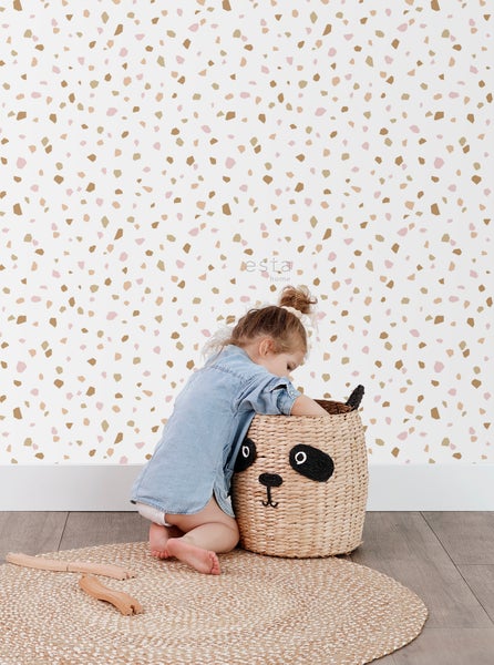 Kinderzimmer mit gemusterter Tapete, Spielzeug und einer Korbtasche mit Panda-Gesicht