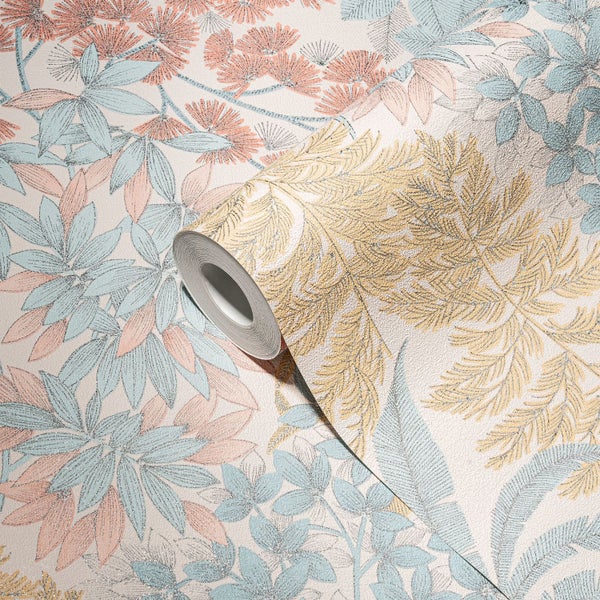 Wohnzimmer mit Sofa, Sessel, Beistelltischen und floraler Tapete