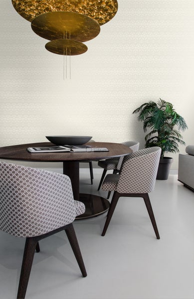 Esszimmer mit Esstisch, Stühlen, Zimmerpflanze und Pendelleuchte