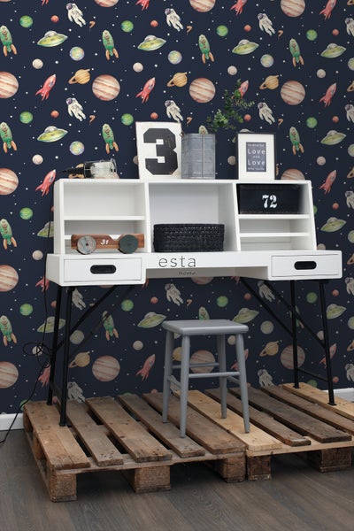 Schreibtisch mit Ablagefächern, Hocker und Weltraumtapete mit Planeten, Astronauten und Raumschiffen
