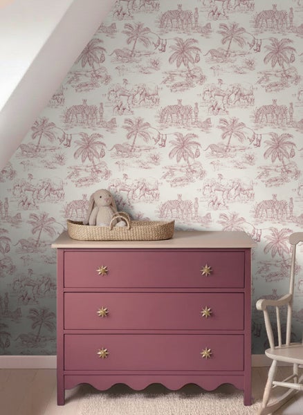 Kindertapete mit Safari-Tiermotiven in einem hellen Kinderzimmer mit einer Kommode und Dekoration.