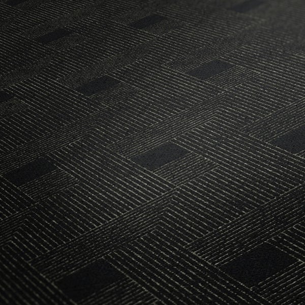 Detailansicht einer schwarzen Vinyltapete mit geometrischem Muster