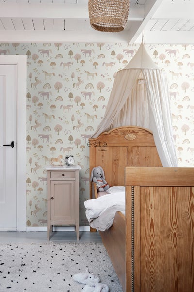 Kinderzimmer mit Bett, Nachttisch und Tapete mit Einhornmuster