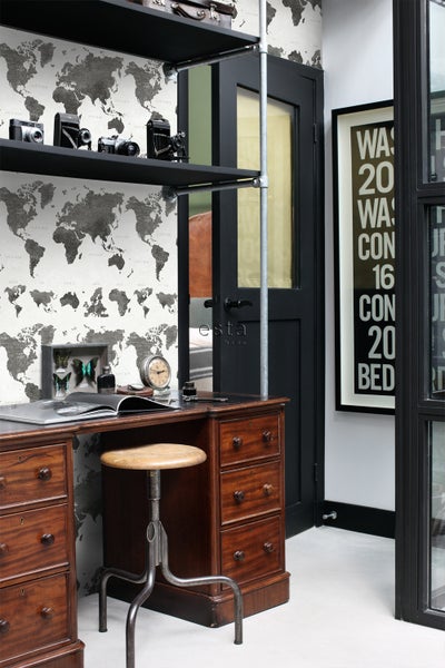 Bürogestaltung mit Schreibtisch, Hocker, Regal und Weltkarten-Tapete