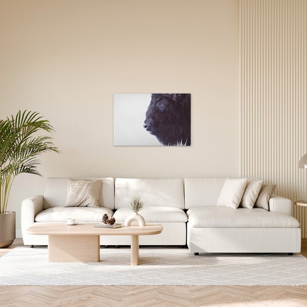 Wohnzimmer mit Sofa, Tisch und Wandbild eines Bisons