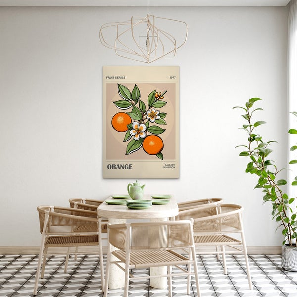 Esszimmer mit Esstisch, Stühlen und einem gerahmten Orangen-Kunstdruck