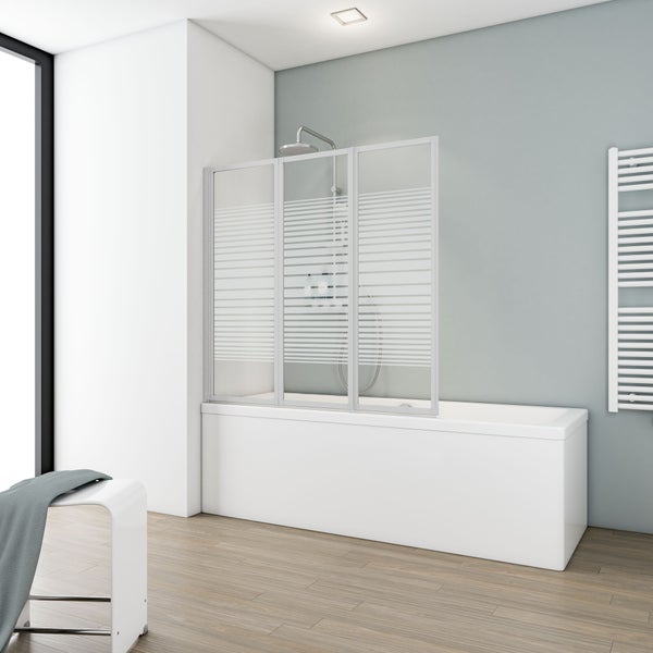 Bad mit Badewanne, Badewannenaufsatz mit Streifenmuster und Handtuchwärmer