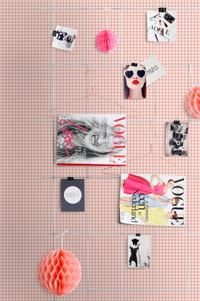 Dekoratives Gitter mit Modezeitungen, Partydekorationen und Fotos
