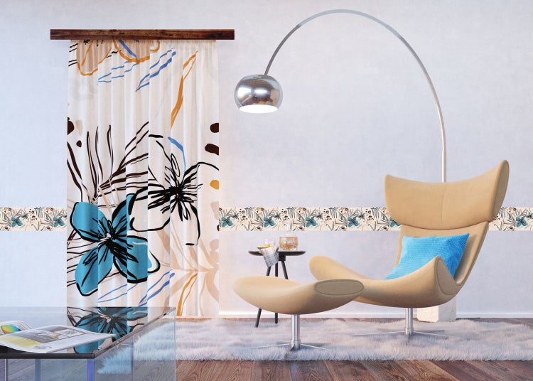 Wohnzimmer mit Vorhang und Sessel