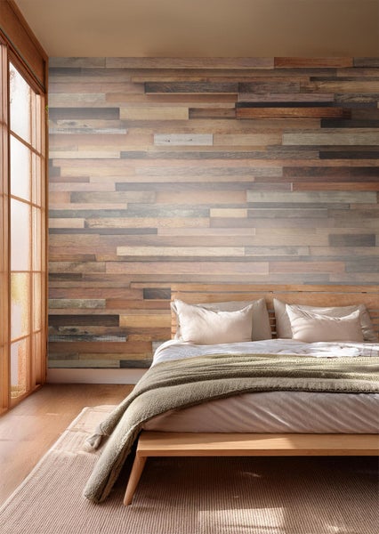 Helles Schlafzimmer mit Holzwand und Holzbett