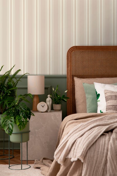 Helles Wohnzimmer mit gemusterter Tapete, Sofa und Dekorationen