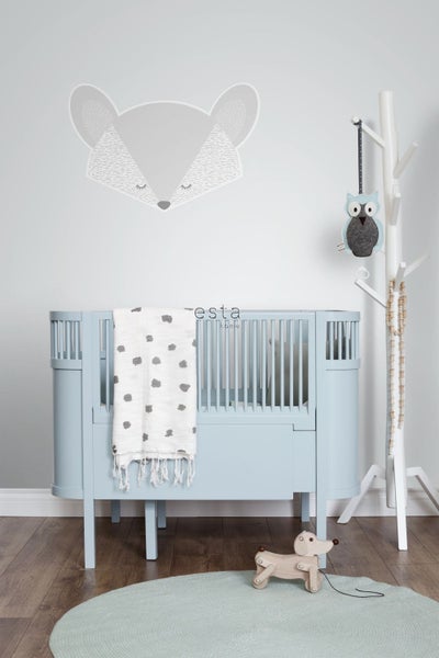 Babyzimmer mit Gitterbett, Mobile, Wanddekoration und Spielzeug