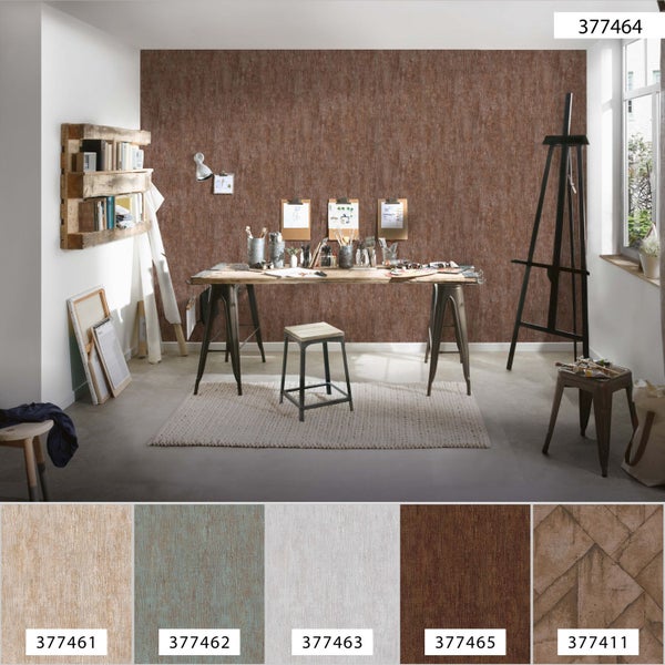 Kreativer Raum mit Staffelei, Maltisch und brauner Vliestapete