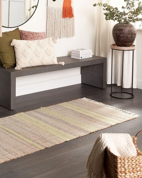 Gestreifter Läufer aus Flachgewebe mit Fransen an den Enden.