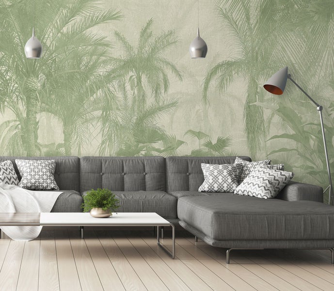 Wohnzimmer mit grauer Eckcouch, Couchtisch, Stehlampe und Tapete mit Palmenmuster.