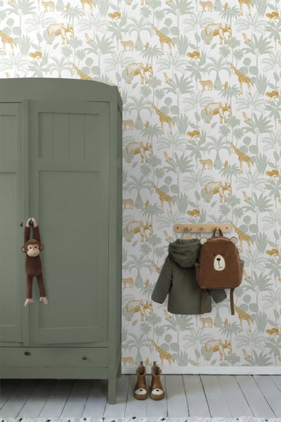 Kinderzimmer mit Safari-Tapete mit Tiermotiven, einem grünen Holzschrank und einer Garderobe mit Bären-Rucksack.