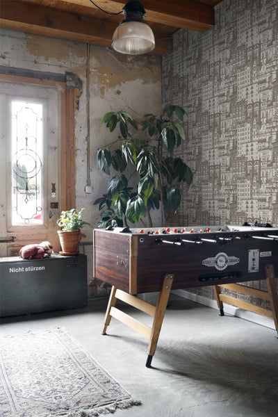 Blauer Abfalleimer mit Edelstahldeckel mit der Aufschrift 'PUSH'