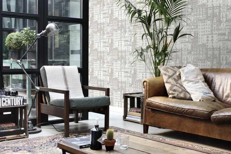 Wohnzimmer mit Ledersofa, Sessel, Stehlampe und gemusterter Tapete