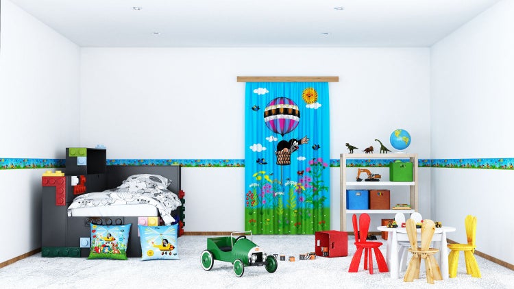 Kinderzimmer mit Bett, Tisch, Stühlen, Spielzeug und Gardine mit Maulwurfmotiv