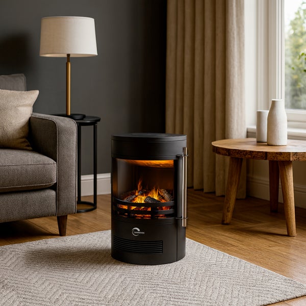 Elektrischer Kaminofen mit realistischem Flammeneffekt in einem modern eingerichteten Wohnzimmer mit Sessel und Beistelltisch.