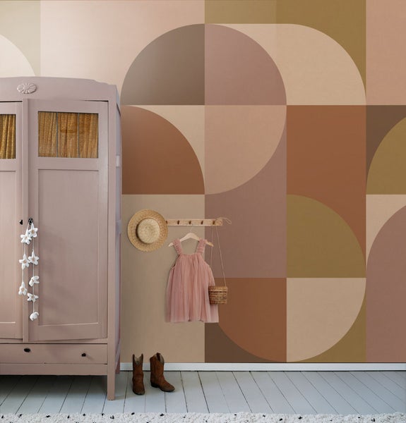 Raumansicht mit Kleiderschrank, geometrischer Tapete, Kleid, Hut und Stiefeln