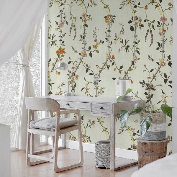 Raumansicht mit Schreibtisch, Stuhl und Blumentapete