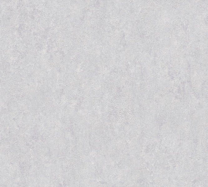 Dekorativer Wohnraum mit einer Karte von Island im Holzrahmen, Teekanne und Zimmerpflanzen