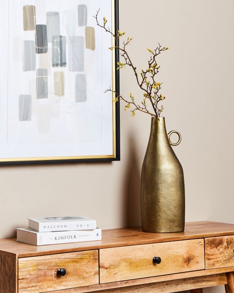 Dekorative Vase mit Griff in Händen