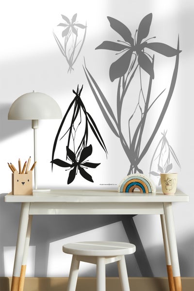 Dekoratives Kinderzimmer mit Schreibtisch, Hocker, Lampe und floralem Wandtattoo