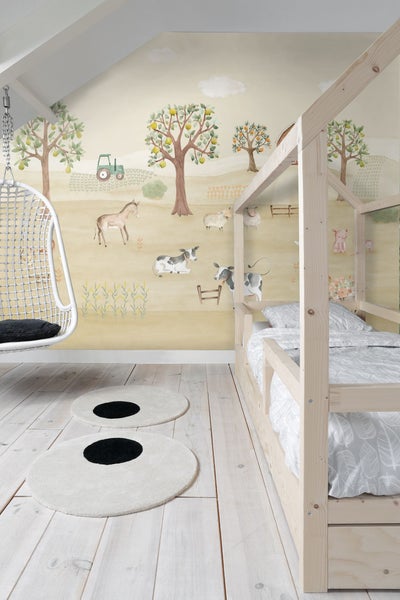 Kinderzimmer mit Bauernhof-Tapete, Hängekorbsessel und Holzbett
