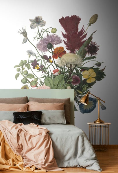 Dekoratives Schlafzimmer mit Blumen-Fototapete über dem Bett