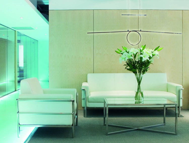 Modernes Wohnzimmer mit Sofa, Sessel, Couchtisch und Pendelleuchte